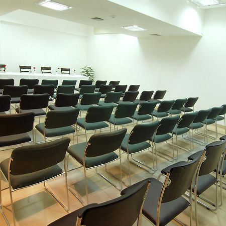 White Lotus Otel Gurgaon Dış mekan fotoğraf